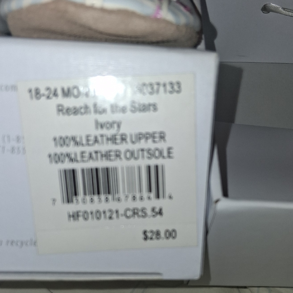 Robeez Soft Soles with Pink and White Giraffe Design - Picture 4 of 4